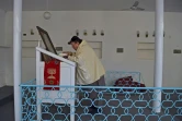 Dans cette photo prise le 5 avril 2021, Zebulon Simentov, le dernier juif d&rsquo;Afghanistan, récite le texte sacré de la Torah dans une synagogue située dans un vieil immeuble de Kaboul. Pendant des décennies, il a refusé de quitter le pays. Mais inquiet d&rsquo;un possible retour des talibans, il est maintenant prêt à en partir