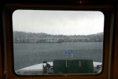Le drapeau écossais flotte à la proue d'un ferry arrivant à Rothesay, sur l'île de Bute, en Ecosse, le 11 décembre 2015