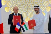 Le PDG de Dassault Aviation, Eric Trappier (g) et un responsible émirati lors de la signature d&rsquo;un accord pour la vente d&rsquo;avions de combat Rafale, le 3 décembre 2021 à Dubaï