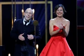 Les metteurs en scène Christian Hecq et Valérie Lesort recevant le Molière de la création visuelle pour "Le Voyage de Gulliver" lors de la cérémonie des Molières le 30 mai 2022.