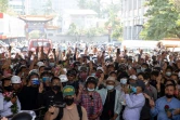 Des manifestants font le salut à trois doigts lors du cortège funèbre de Kyal Sin, le 4 mars 2021 à Mandalay, en Birmanie