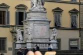 Une statue du poète Dante Alighieri sur la Piazza Santa Croce, le 23 février 2021 à Florence