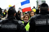 Des femmes "gilets jaunes" face aux gendarmes le 6 janvier 2019 lors de leur rassemblement à Paris