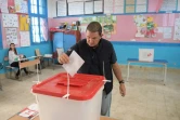 Un Tunisien vote à l'élection présidentielle, le 15 septembre 2019 à La Marsa, près de Tunis