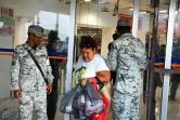 Une femme sort d'un supermarché qui vient de rouvrir, sous le contrôle de l'armée, le 6 novembre 2023 à Acapulco, deux semaines après le passage de l'ouragan Otis au Mexique