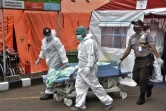 Des soignants transportent le corps d'un  malade décédé du Covid-19 dans un hôpital de Bekasi, en Indonésie, le 1er juillet 2021