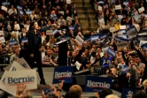 La jeune élue du Congrès, Alexandria Ocasio-Cortez, présente Bernie Sanders lors d'un meeting électoral à Durham, dans le New Hampshire, le 10 février 2020