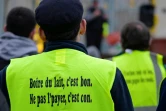 Un homme porte un gilet jaune floqué du slogan "Boire du lait, c'est bon, ne pas le payer, c'est con" lors d'une manifestation d'agriculteurs à Rennes, en Bretagne, le 25 janvier 2024