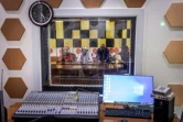 Des chanteurs et musiciens populaires interprètent des chansons traditionnelles du Somaliland lors d'une session d'enregistrement dans les studios de Radio Hargeisa, le 10 novembre 2024 à Hargeisa, en Somalie