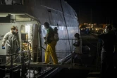 Des migrants embarquent sur un navire militaire italien à Lampedusa, le 10 juillet 2022