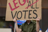 Des partisans de Donald Trump manifestent devant un centre électoral de Phoenix, dans l'Arizona, le 6 novembre 2020
