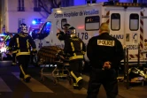 Des pompiers évacuent une personne blessée lors de l'attaque terroriste contre la salle du Bataclan, le 13 novembre 2014 à Paris
