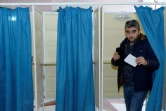 Un électeur sort de l'isoloir à Bakou, le 9 février 2020 après avoir voté pour les élections législatives en Azerbaïjan