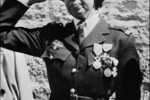 Joséphine Baker effectue le salut militaire après avoir reçu la Légion d'honneur et la Croix de guerre avec palme à Castelnaud-la-Chapelle (sud-ouest de la France), le 19 août 1961