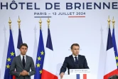 Le président Emmanuel Macron (d) prononce un discours devant les forces militaires françaises, aux côtés du Premier ministre Gabriel Attal, le 13 juillet 2024 à l'hôtel de Brienne, à Paris