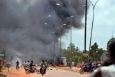 Des habitants de Ouagadougou brûlent des pneus dans une rue après le coup d'Etat militaire, le 17 septembre 2015 au Burkina Faso