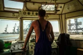 Un timonier au travail dans le port maritime de la ville de Berdiansk, le 4 août 2022, en pleine guerre entre la Russie et l'Ukraine