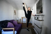 Une danseuse du Moulin Rouge, Courtney, pratique des exercices de souplesse chez elle, le 14 avril 2020