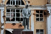 Une statue endommagée de Lénine dans la ville russe de Sudzha, contrôlée par l'Ukraine, dans la région de Koursk, lors d'une visite dirigée par l'armée ukrainienne, le 16 août 2024 