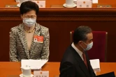 Le ministre chinois des Affaire étrangères Wang Yi (d) devant la cheffe de l'exécutif de Hong Kong Carrie Lam, lors de la session plénière annuelle du Parlement à Pékin, le 5 mars 2021