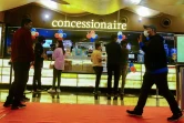 Des cinéphiles font la queue pour acheter des en-cas pendant l'entracte dans un cinéma de Bombay le 22 octobre 2021