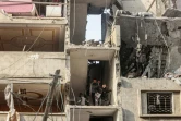 Des Palestiniens dans un immeuble détruit par un bombardement nocturne israélien sur Rafah, dans le sud de la bande de Gaza, le 27 février 2024