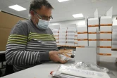 Un employé assemble des boîtes d'autotests antigéniques rapides du Covid-19 chez Biosynex, le 29 décembre 2021 à Illkirch-Graffenstaden.