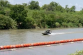 Un bateau de la police aux frontières américaine navigue le long de bouées installées sur le fleuve Rio Grande à Eagle Pass, au Texas, le 24 août 2023