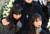 Laeticia Hallyday avec ses filles Jade (g) and Joy à La Madeleine lors des funérailles de Johnny Hallyday, le 9 décembre 2017