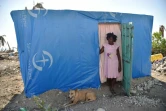 Une habitante devant son abri de fortune un mois après le passage de l'ouragan Matthew à Coteaux (sud-ouest de Haïti), le 4 novembre 2016  