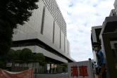 Un garde se tient devant l'entrée du tribunal où débute le procès de l'ancien directeur de Nissan, Greg Kelly, le 15 septembre 2020 à Tokyo
