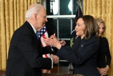 La vice-présidente Kamala Harris et le président américain Joe Biden s'étreignent après le discours d'adieu de ce dernier, dans le bureau ovale de la Maison Blanche à Washington, le 15 janvier 2025 