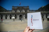 Une copie de la nouvelle Constitution chilienne proposée photographiée devant le palais présidentiel de La Moneda le 12 décembre 2023