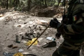 Un militaire sénégalais devant des roquettes abandonnées, dans une base récemment prise aux rebelles du Mouvement des Forces démocratique de Casamance (MFDC) dans la Forêt de Blaze, le 9 février 2021