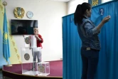 Des membres d'une commission électorale locale préparent un bureau de vote à Nur-Sultan, le 8 juin 2019