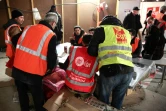 Des ouvriers travaillant à la rénovation du métro avec des militants CGT le 25 janvier 2017 à la station Châtelet-Les Halles à Paris