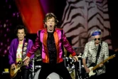 Le chanteur Mick Jagger (c) entre les guitaristes Ron Wood (g) et Keith Richards lors d'un concert des Rolling Stones à Décines-Charpieu, dans la banlieue de Lyon, le 19 juillet 2022