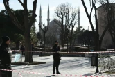 Des policiers interdisent l'accès au quartier de la Mosquée bleue, après une forte explosion le 12 janvier 2016 à Istanbul