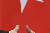 Le président russe Vladimir Poutine (D) et son homologue turc Recep Tayyip Erdogan se serrent la main, le 3 mai 2017 à Sotchi
