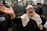 Une manifestante algérienne crie des slogans à côté des forces anti-émeutes à Alger, le 24 mai 2019