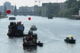 Des militants antifascistes naviguent à bord d'embarcations sur la rivière Spree à Berlin en direction de la gare centrale pour contrer une manifestation du parti d'extrême-droite AfD, le 27 mai 2017 en Allemagne