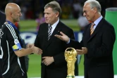 Beckenbauer console Fabien Barthez après la défaite française contre l'Italie à Berlin en finale de la coupe du monde 2006, dont le "Kaiser" a été le président du comité d'organisation.