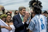 Le secrétaire d'Etat américain John Kerry (c) avec un membre de la délagation de l'île de Pâques lors du sommet "Notre océan" à Vina del Mar, au Chili, le 5 octobre 2015