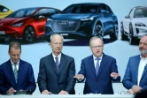 Les dirigeants de Volkswagen Herbert Diess (1er g) et Hans Dieter Pötsch (2e g) à Wolfsburg, le 15 novembre 2019 en Allemagne