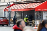 Des policiers devant la pizzeria où un homme s'est retranché à Issy-les-Moulineaux, près de Paris, le 16 novembre 2024