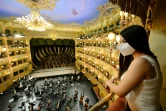 Une femme masquée assiste à une représentation à l'opéra de la Fenice à Venise, le 26 avril 2021