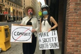 Krista Knight (à gauche), et Tatjana Gall, deux amies new-yorkaises de 36 ans, posent avec leur pancarte après avoir manifesté pour #BlackLivesMatter le 5 juin à Manhattan