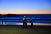 Des policiers patrouillent sur la plage de Biarritz (France) le 4 août 2020