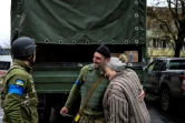 Une femme âgée étreint un soldat ukrainien à Boutcha, près de Kiev, le 2 avril 2022