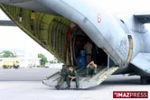 Mercredi 1er juillet 2009 -

Le transall de l'armée de l'air française débarque le matériel de secours sur la piste de l'aéroport de Moroni
